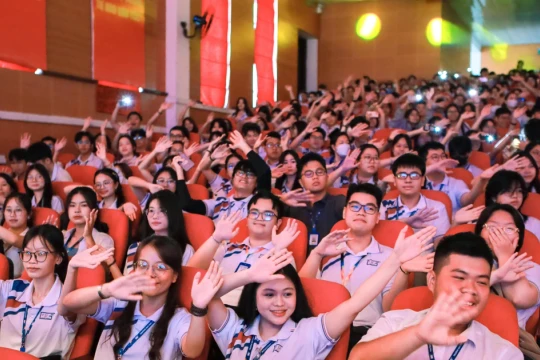 Hiệu trưởng khuyên sinh viên nên tự do thông minh trong hành trình tri thức