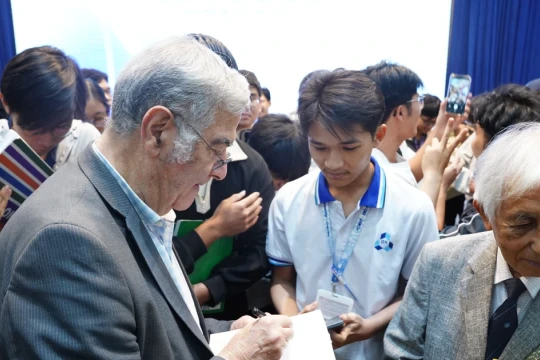 Gần 1.000 sinh viên gặp gỡ Giáo sư Nobel Vật lý Serge Haroche