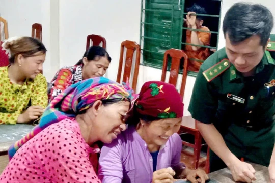 Thầy giáo quân hàm xanh mang con chữ đến với Tùng Vài