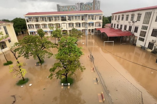 Trường học giữa Hà Nội đóng cửa 10 ngày liên tiếp kể từ trận lụt 30/9