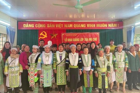 Gần dân để gieo chữ