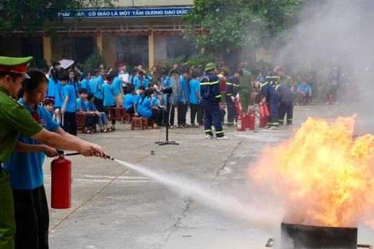 Học sinh Phú Thọ trải nghiệm thực hành kỹ năng chữa cháy, cứu nạn, cứu hộ
