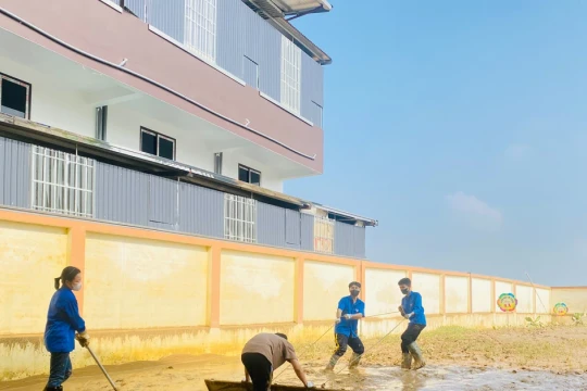 Áo xanh tình nguyện lan tỏa hình ảnh đẹp giữa vùng lũ