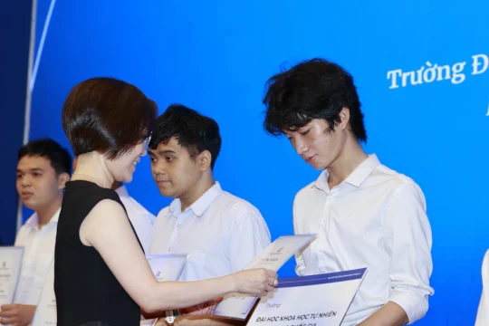 Gần 8,8 tỷ đồng học bổng dành cho học sinh, sinh viên khó khăn