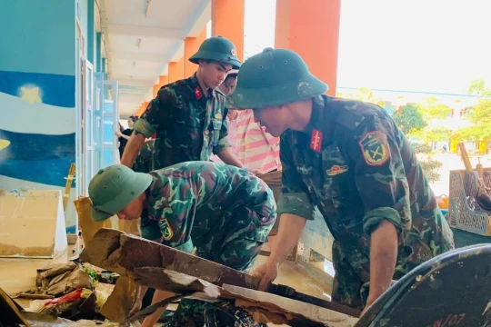 Bộ đội dốc sức dọn dẹp trường học sau bão lũ