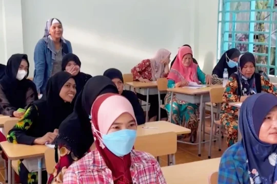 Lớp học xóa mù chữ thắp sáng ước mơ cho đồng bào Chăm