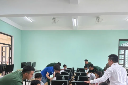Tặng phòng máy tính cho trường học vùng biên giới Quảng Trị