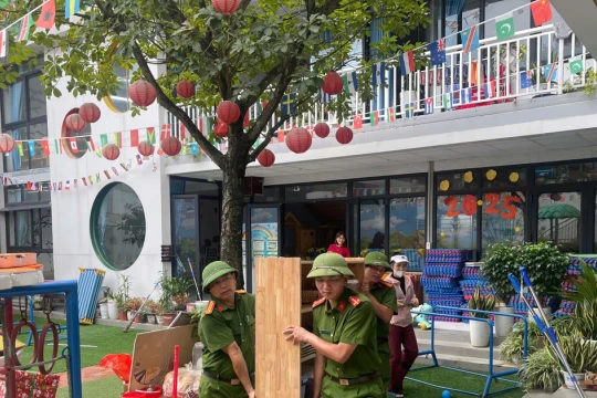 Công an hỗ trợ người dân, trường học khắc phục hậu quả mưa lũ
