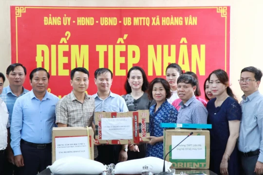 Ngành GD-ĐT Hà Nội trao hơn 100 tấn hàng hỗ trợ trường học vùng mưa lũ Bắc Ninh
