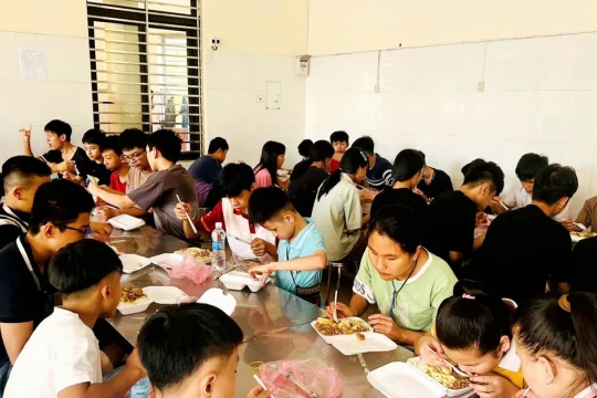 Vòng tay thầy cô giữ trẻ khuyết tật an toàn trong mưa lũ