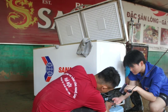 Thầy trò Hà Nội vượt lũ lên hỗ trợ Thái Nguyên