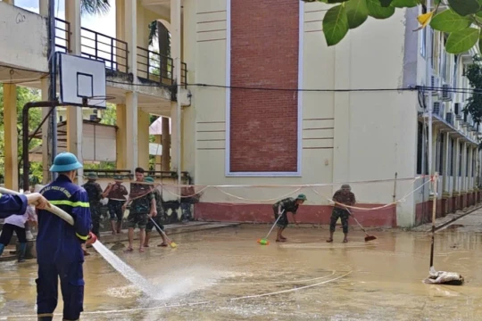 Công an hỗ trợ các nhà trường dọn vệ sinh sẵn sàng đón học sinh