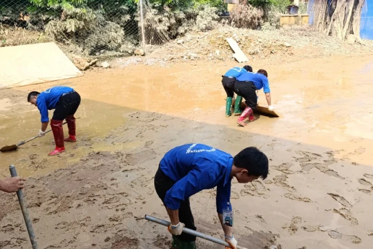 Trường Đại học Điện lực vào vùng lũ hỗ trợ người dân, trường học