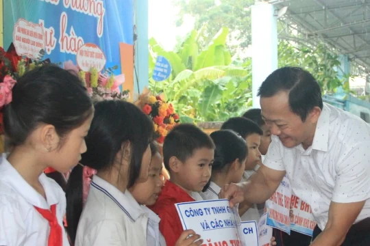 Trao tặng thẻ bảo hiểm y tế cho học sinh khó khăn ở Quảng Trị