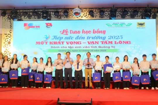 Hơn 1,7 tỷ đồng học bổng 'Tiếp sức đến trường' tân sinh viên khó khăn Quảng Trị