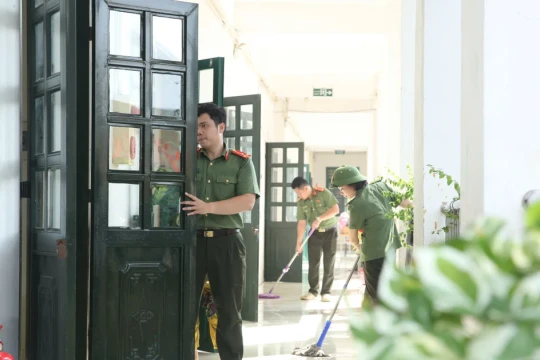 Công an Hà Nội tổng lực giúp người dân, trường học vệ sinh sau lũ lịch sử