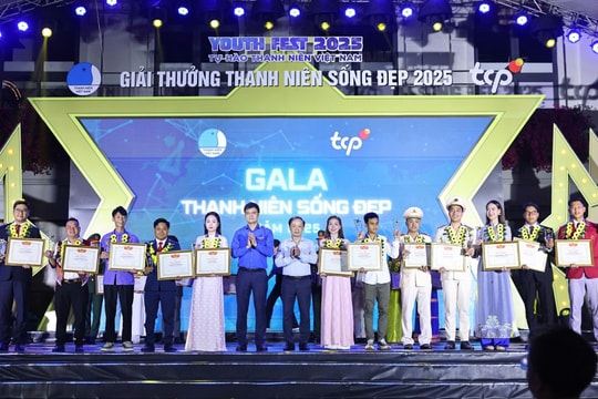 Hòa Minzy và Trưởng bản cứu 90 người được tôn vinh 'Thanh niên sống đẹp'