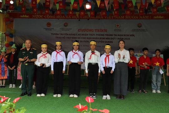 Tuyên truyền phòng tránh tai nạn bom mìn cho gần 2.000 học sinh vùng biên