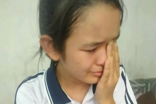 Những 'cơn sóng dữ' nuốt chửng tuổi thơ của cô bé tội nghiệp
