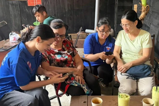 Hàng loạt xã, phường ở TPHCM triển khai 'Bình dân học vụ số'