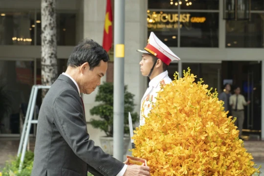 Đoàn đại biểu dự Đại hội Đảng bộ TPHCM dâng hương tưởng nhớ anh hùng liệt sĩ