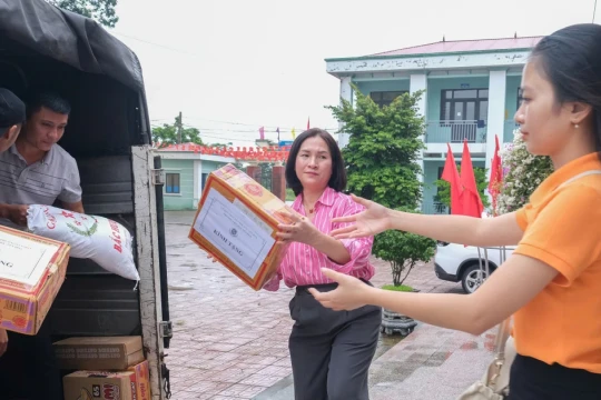 Quyên góp vở viết và đồ dùng học tập hỗ trợ học sinh Bắc Ninh bị bão lũ