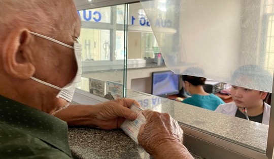 Quên hoặc chậm xuất trình thẻ BHYT, chi trả ra sao?