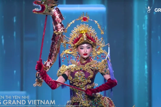 Yến Nhi trình diễn trang phục dân tộc nặng 30kg tại Miss Grand International