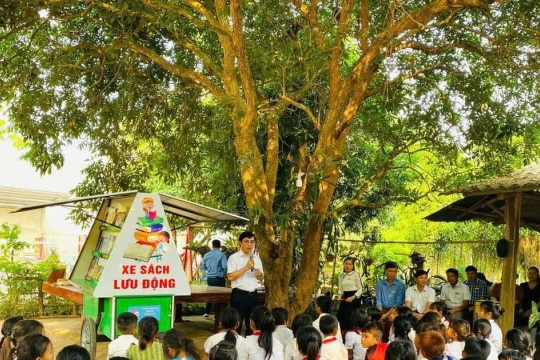 ‘Chuyến xe tri thức’ và hành trình giảm nghèo thông tin nơi vùng khó