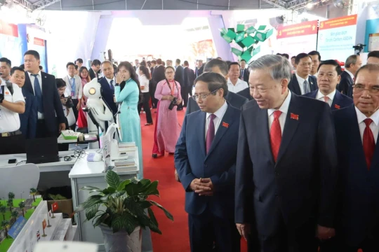 Tổng Bí thư Tô Lâm tham quan triển lãm tại Đại hội Đảng bộ TPHCM lần thứ I