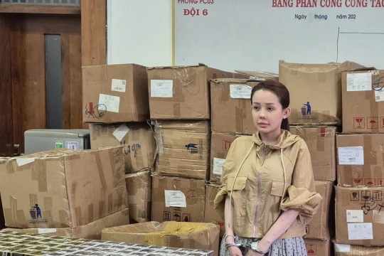 Công an thu giữ 80 sổ đỏ khi khám xét nhà 'Ngân 98'