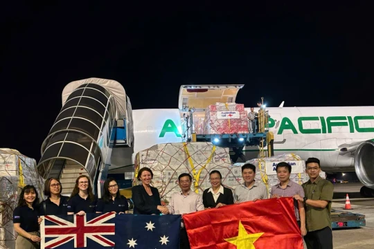 Tiếp nhận hàng viện trợ quốc tế khẩn cấp của Australia cho người dân Bắc Ninh