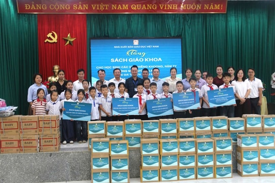 Nhà xuất bản Giáo dục Việt Nam sẵn sàng hỗ trợ học sinh vùng bị bão lũ