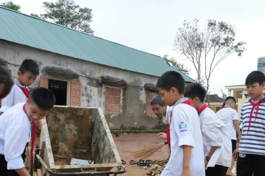 Ổn định dạy học nơi tâm bão đi qua