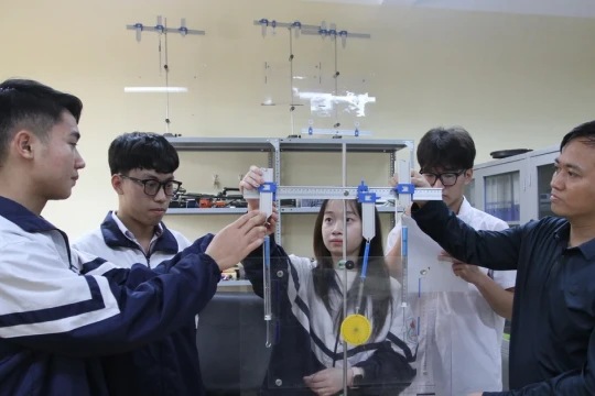 Thầy giáo mê sáng chế khắc phục 'nút thắt' 20 năm dạy học Vật lý