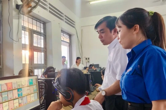 Thu hẹp khoảng cách tri thức bằng thư viện số