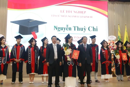 Trao 'tấm vé thông hành' vào đời cho tân cử nhân