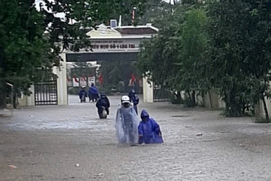 Huế: Nước lũ đổ về cuồn cuộn, hàng nghìn học sinh phải nghỉ học