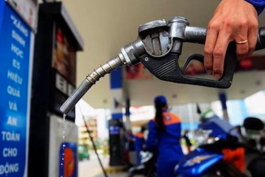 Giá xăng bật tăng, dầu giảm