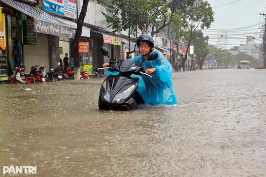 Mưa lớn gây ngập ở Bắc Nha Trang, trường học thông báo khẩn