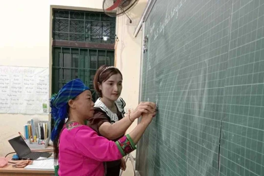 Cô giáo vùng cao ‘gieo’ những con chữ đầu đời cho hàng trăm người dân tộc Mông