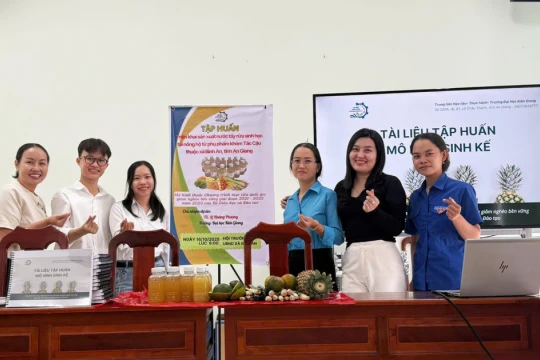 Trường ĐH Kiên Giang hướng dẫn người dân sản xuất nước tẩy rửa từ phụ phẩm dứa