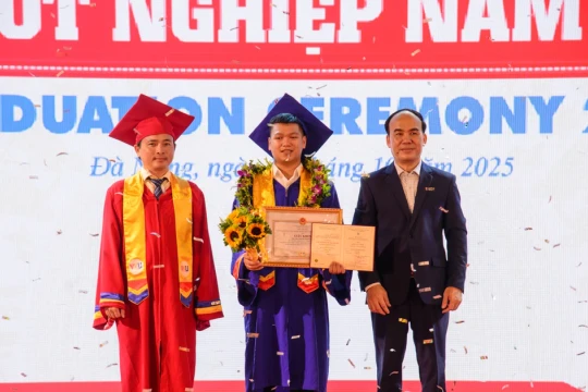 100% sinh viên Trường VKU làm khoá luận tốt nghiệp bằng tiếng Anh