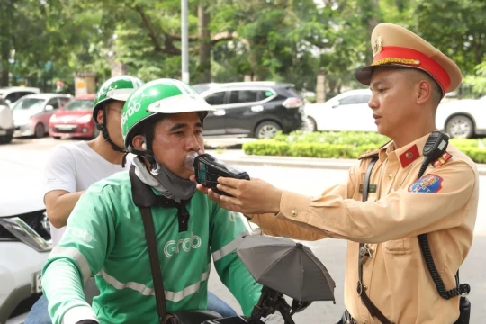 Cảnh sát giao thông đồng loạt ra quân kiểm tra nồng độ cồn