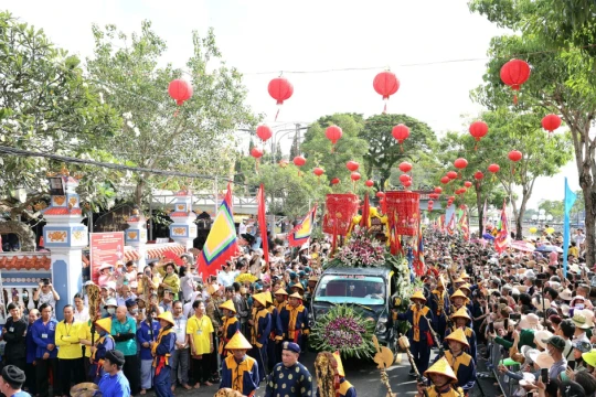 Dòng người đổ về lễ hội Anh hùng dân tộc Nguyễn Trung Trực