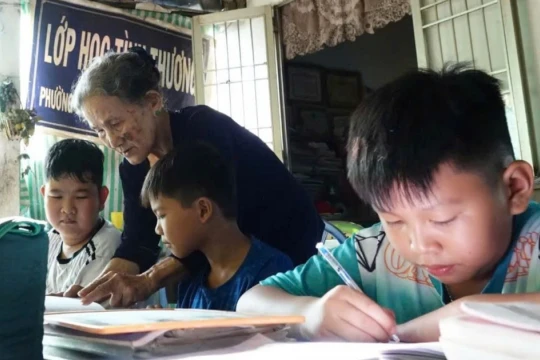 Cô giáo hơn 30 năm miệt mài xóa mù chữ cho trẻ em nghèo
