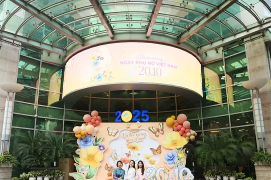 "Và tôi cũng yêu em”: Góc check-in lan tỏa yêu thương ngày 20/10 giữa lòng Hà Nội