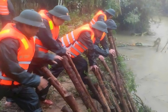 Huy động gần 80 chiến sĩ gia cố điểm sạt lở nghiêm trọng dọc bờ sông Bù Lu