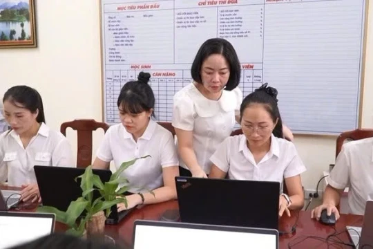 Nữ hiệu trưởng ở Tuyên Quang 'biến' hồ sơ giấy thành kho học liệu số