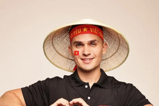 Chàng trai Mỹ yêu ngôn ngữ và văn hóa Việt